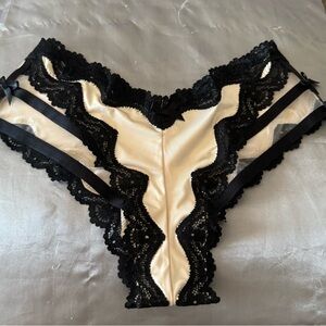Victoria's Secret’s black/cream Lacey bow accents panty sexy feminine NWT Size S